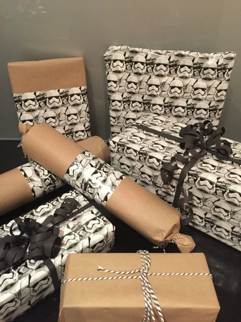 Never too old for Star Wars gift wrapping. Having fun with craft & printed wrap. Star Wars Gift Box Ideas, Star Wars Gift Wrapping Ideas Diy, Star Wars Gift Ideas, Star Wars Christmas Decorations, Christmas Present Wrap, Xmas Gift Wrap, Star Wars Theme Party, Nerdy Gifts, Cute Boyfriend Gifts