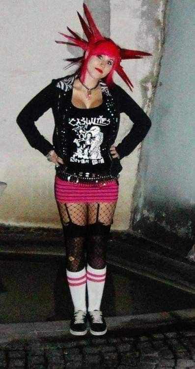 80s Punk Outfits, Ptv Concert, Anarchy In The Uk, Punk Rock Girls, Gutter Punk, Chica Punk, Alternative Fashion Outfits, Punk Love, Punk Girls