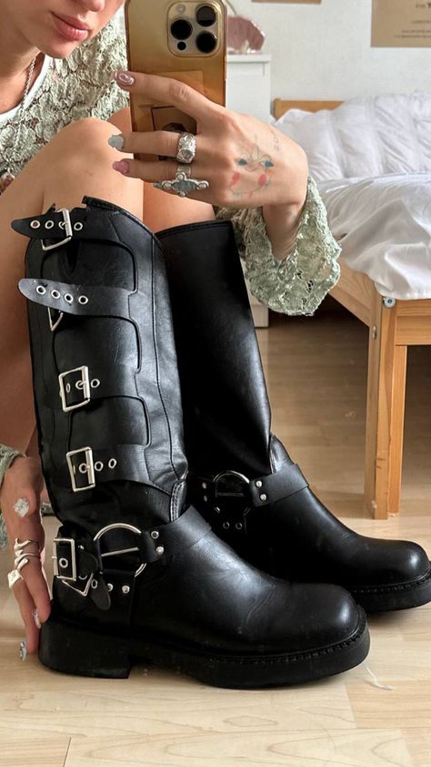 Tall Boots Outfit Midsize, Biker Boots Aesthetic, Black Moto Boots Outfit, Alternative Boots, Moto Boho, Biker Boots Outfit, Black Biker Boots, Cut Shoes, Girly Shoes