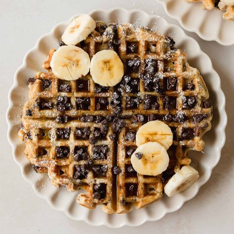 Chocolate chip waffles are hot, crispy and fluffy waffles packed with gooey chocolate chips. They're easy to make and are perfect for a special breakfast. Chocolate Chip Waffles, Snack Easy, Banana Waffles, Fluffy Waffles, Special Breakfast, Homemade Waffles, Instagram Cake, Breakfast Waffles, Banana Chocolate