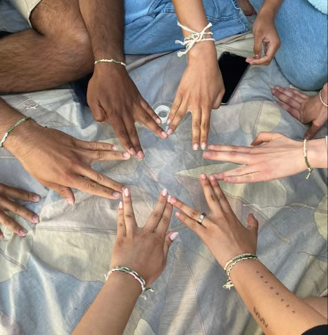 Group Hangout Ideas, Diverse Friend Group, Friends Picnic Aesthetic, Friendship Bracelets Aesthetic, Craft Picnic, Aesthetic Summer Picnic, Group Hangout, Summer Picnic Aesthetic, Crafts With Friends