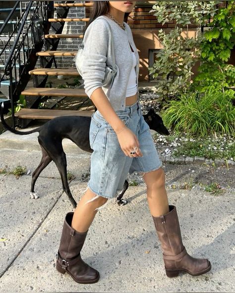 Ultimate Guide To Biker Boots: Styling Them All Year Round - BYSHAR Brown Biker Boots Outfit, Biker Boots Outfit Winter, Brown Boot Outfit, Boots And Shorts Outfit, New York Girl Aesthetic, Buckle Boots Outfit, Frye Boots Outfit, Boots Outfit Summer, Biker Boots Outfit