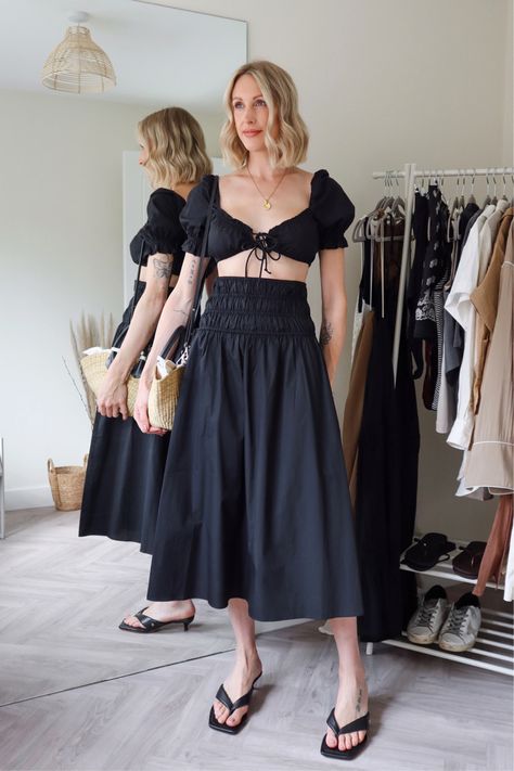 Black Flowy Midi Skirt, Black Linen Skirt Outfit, Black Midi Skirt Outfit Summer, Holiday Evening Outfit, Skirt Holiday Outfit, Evening Holiday Outfits, Linen Skirt Outfit, Black Midi Skirt Outfit, Midi Skirt Outfits Summer