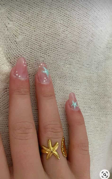 Nails Summer Inspo 2024, Summer Acrylic Nails Starfish, Summer Nail Inspo Starfish, Nail Art Simple Summer, Starfish On Nails, Simple Starfish Nails, Summer Nails With Starfish, Starfish Nail Designs, White Starfish Nails