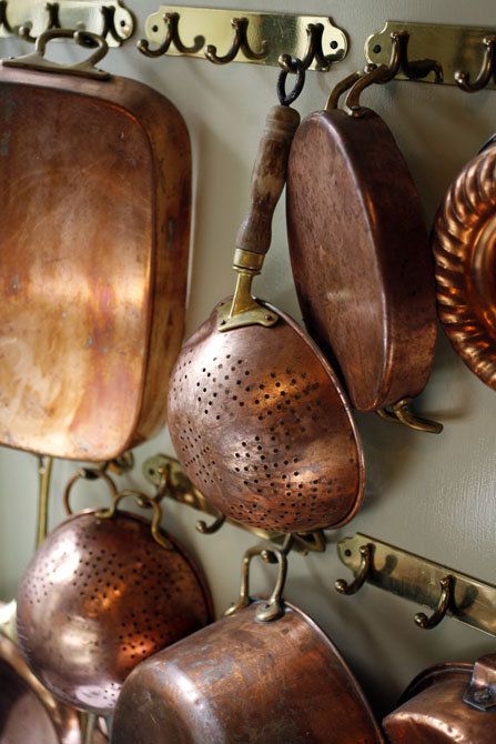 Decorating With Copper, French Bedrooms, House Decor Vintage, Copper Pots And Pans, Copper Decoration, Vintage Pots, French Kitchens, Vintage Copper Pots, Copper Kitchen Decor