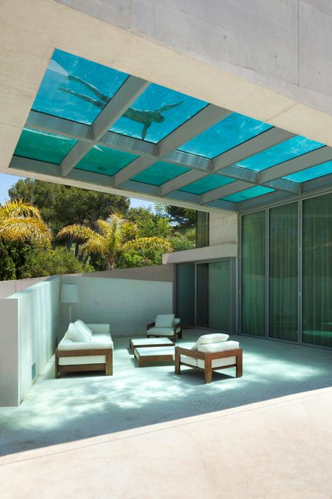 Wiel Arets' Jellyfish House has an elevated pool with a glass floor Glass Bottom Pool, Deck Piscina, Cool Swimming Pools, Glass Pool, Luxury Pools, Fancy Houses, Spanish House, Glass Floor, Rooftop Pool