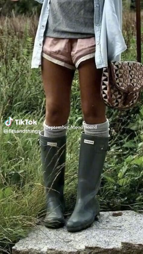 Ankle Hunter Boots Outfit, Hunter Wellies Outfit, Ankle Hunter Boots, Rainboot Outfits, Rubber Boots Outfit, Hunter Rain Boots Outfit, Fall Season Aesthetic, Wellies Outfit, Fisherman Core