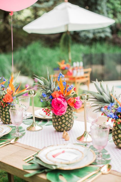 Tropical Party Table Setting, Pool Party Table Decor, Pool Party Table Set Up, Luau Table Setting, Pool Baby Shower Ideas, Outdoor Summer Party Decorations, Tropical Table Setting, Tropical Bridal Shower Ideas, Pineapple Pool Party