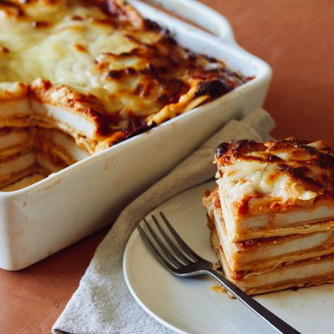 Chicken Parm Lasagna, Chicken Parmesan Lasagna, Lasagna Food, Crisp Chicken, Pasta Casseroles, Baked Lasagna, Italian Meals, Easy Lasagna Recipe, Lasagna Recipes