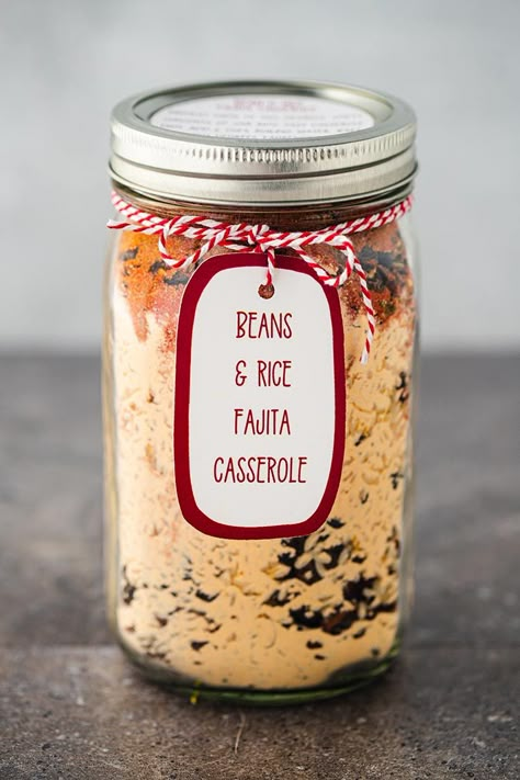 This Bean & Rice Fajita Casserole in a Jar is simple and delicious! It's about as hands-off as you can get!  Mix with water and bake - dinner's done! Jar Food Gifts, Mason Jar Soup, Casserole Meal, Meals In Jars, Meal In A Jar, Mixes In A Jar, In A Jar Recipes, Dehydrated Meals, Fajita Casserole