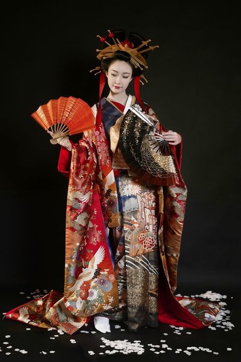 Japanese Empress Kimono, Taisho Era Fashion Women, Taisho Era Fashion, Traditional Japanese Clothing Woman, Mafia Lady, Kimono Outfit Japanese, Folklore Fashion, Kimono Traditional, Japanese Traditional Clothing