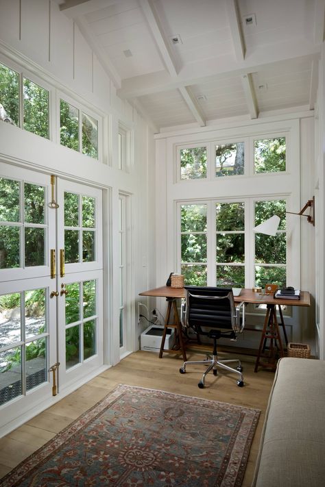 10 Awesome Four Season Room Ideas to Inspire Your Space! Sunroom Makeover, Sunroom Office, Small Sunroom, Four Seasons Room, Sunroom Ideas, Scandinavian Style Home, Sunroom Decorating, Sunroom Designs, Comfortable Office