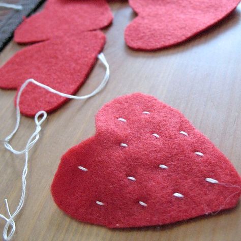 Holiday Lemonade, Felted Strawberry, Tea Party Christmas, Felt Strawberry, Christmas Sewing Patterns, Felt Cake, Felt Fruit, 1st Birthday Girl Decorations, Short Cake