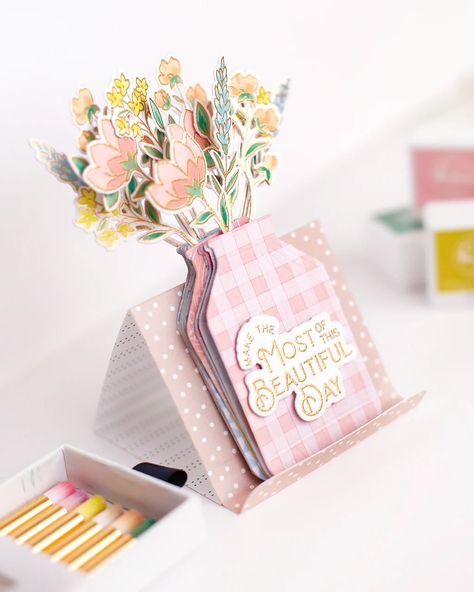 Diy Calendar Ideas, Calendar Cricut, Calender Diy, Cute Desk Decor Ideas, Handmade Desk Calendar, Creative Desk Calendar, Calendar Stand, Diy Desk Calendar, Cute Desk Decor