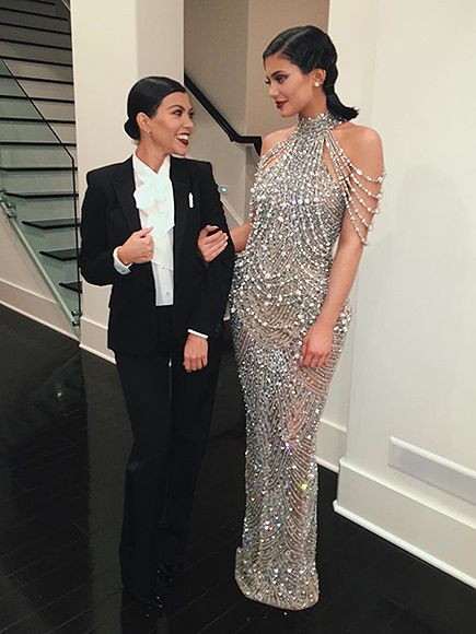 Caitlyn Jenner, Kanye West, and the Kardashian clan made a star-studded musical birthday tribute for Kris Jenner. Kris Jenner Birthday, Gatsby Party Outfit, Gatsby Party Dress, Gatsby Look, Estilo Kardashian, Kardashian Kylie Jenner, Gatsby Dress, Great Gatsby Party, King Kylie