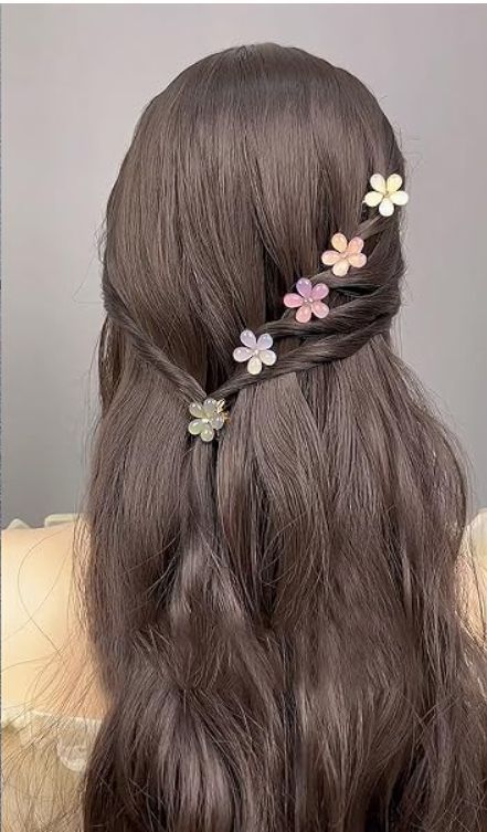 Cute Mini Clip Hairstyles, Tiny Flower Clips Hairstyles, Floral Claw Clip, Cute Hairstyles With Mini Clips, Small Flower Clips Hairstyles, Hairstyles With Small Clips, Mallory Aesthetic, Mini Flower Hair Clips, Mini Flower Clips