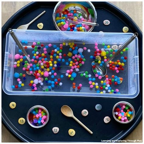 Pom Pom Water Play. Sensory Ideas for Kids. Sand Tray Ideas Eyfs, Water Tray Ideas Eyfs, Water Play Ideas, Tuff Tray Ideas Toddlers, Messy Play Activities, Water Play Activities, Craft Storage Containers, Sensory Tray, Tuff Tray Ideas