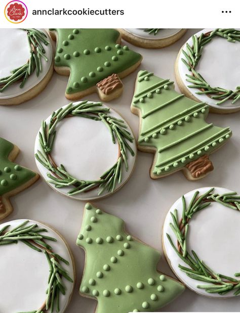 Holiday Iced Cookies, Simple Christmas Tree Cookies, Christmas Cookie Tree Decorations, Christmas Decor Cookies Ideas, Christmas Sweets To Make, Royalicing Christmas Cookies, Christmas Cookies Icing Designs, Royal Icing Tree Cookies, Christmas Decor Cookies