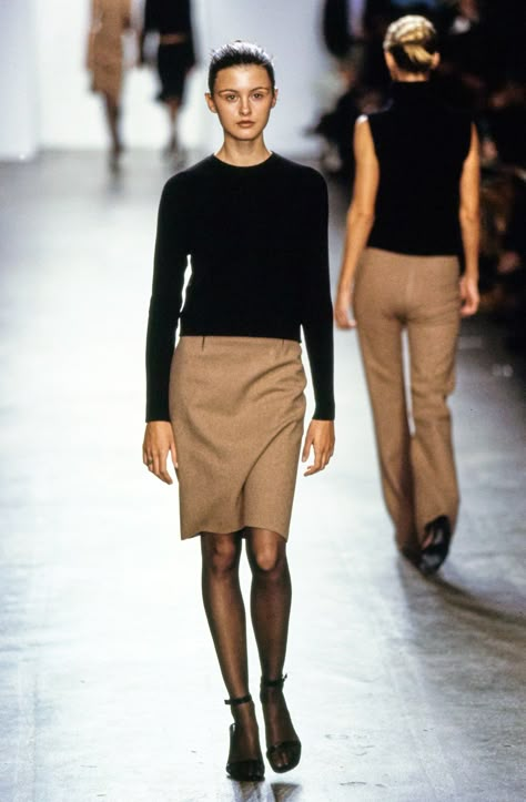 Calvin Klein Collection Fall 1999 Ready-to-Wear Fashion Show 90s Minimalism Fashion, 90s Minimalism, The 90s Fashion, Carolyn Bessette, 90s Calvin Klein, Calvin Klein Collection, Mode Inspo, 가을 패션, Mode Vintage