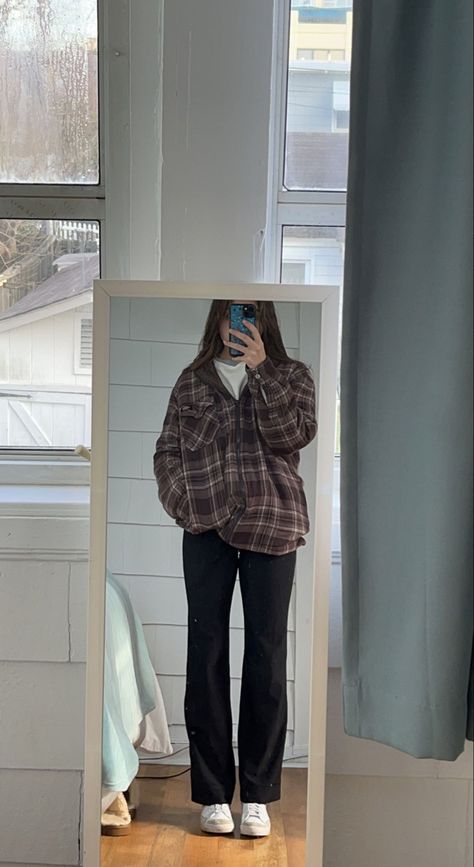 Creme Flannel Outfit, Flannel Yoga Pants Outfit, Yoga Pants And Flannel Outfit, Oversized Leggings Outfit, Winter Outfits With Flannels, Tucked Flannel Outfits, Needles Flannel Outfit, Outfits With Oversized Flannels, Flannel Outfits Women Fall