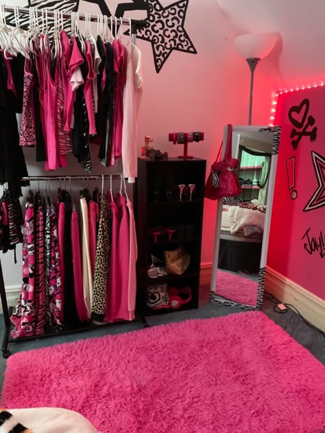 2000s Bedroom Aesthetic, Cheetah Print Rooms, Y2k Finds, Y2k Room Ideas, Mcbling Room, 2000s Bedroom, Trashy Aesthetic, 2000s Room, Y2k Bedroom