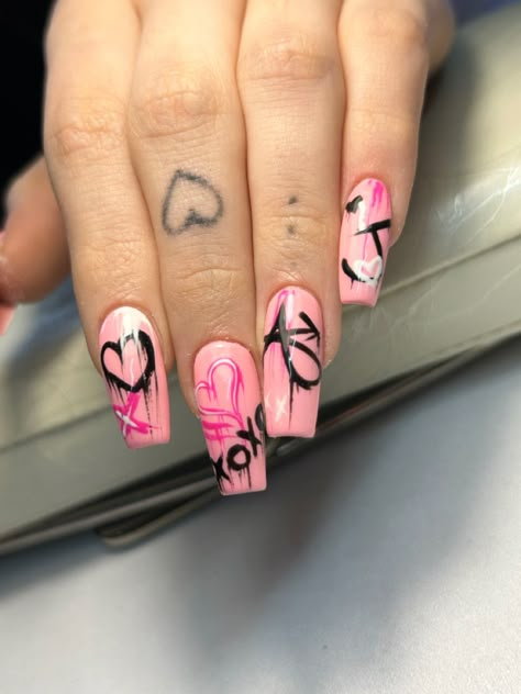 Black Graffiti Nails, Graffiti Art Nails, Pink Graffiti Nails, Grafitti Nails Street Art, Graffiti Nails Acrylic, Graffiti Nails Design, Graffiti Heart Nails, Spray Paint Nails, Heartbreak Nails