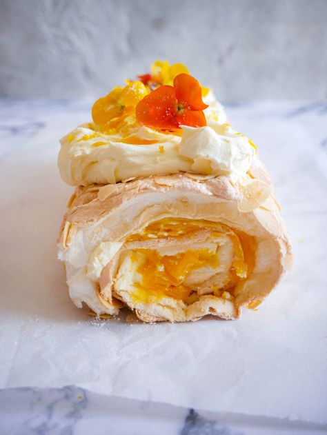 Roulade Recipe Desserts, Quick Easy Sweets, Lemon Meringue Roulade, Lemon Roulade, Lemon Curd Meringue, Easy Sweets Recipes, Meringue Recipes, Lemon Sweets, Meringue Roulade