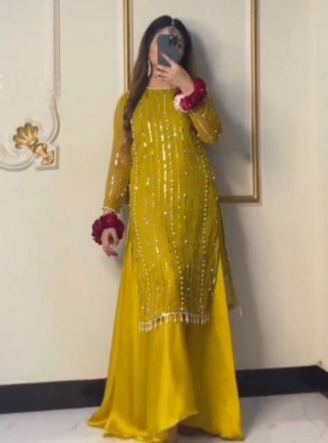 Party Wear Mehndi Dresses, Haldi Dress Ideas Pakistani, Mehendi Dresses Pakistani, Sister Wedding Dress Pakistani, Mehndi Dress Designs Simple, Mehndi Outfit Pakistani Simple, Mehndi Sharara Outfit, Simple Mehendi Outfits For Bride, Pakistani Wedding Outfits Sisters Ideas