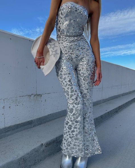 @sydneyalgeri is on fireeee🔥She’s festival ready from head to toe in the Tess White Jumpsuit Tap to steal her iconic look xx Silver Jumpsuits, Disco Jumpsuit, Sequin Jumpsuit, Disco Outfit, Strapless Jumpsuit, Style Looks, White Jumpsuit, Dance Outfits, Good Time