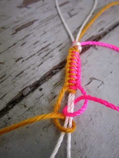 10 Friendship Bracelet Tutorials • FYI by Tina Diy Anklet, Yarn Bracelets, Anklet Designs, Diy Bracelets Easy, Friendship Bracelets Diy, Photo Charms, Bracelet Diy, String Bracelet, Crafty Craft