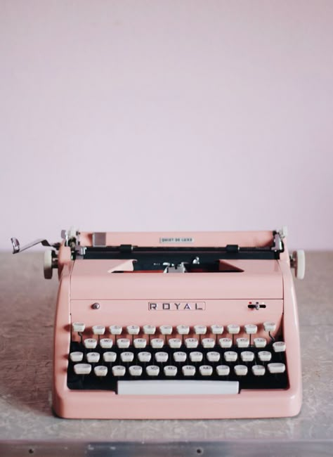 Type Writer Aesthetic Vintage, Writer Vision Board, Pink Iphone Aesthetic, Simple Living Aesthetic, Fantasy Bed, Art Brainstorm, Pink Typewriter, Bookish Home, Life Of A Writer