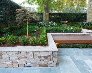 Diy Outdoor Garden, Stone Walls Garden, Eco Outdoor, Retaining Wall Ideas, Outdoor Paving, Courtyard Ideas, Stone Retaining Wall, Patio Pavers, Courtyard Design