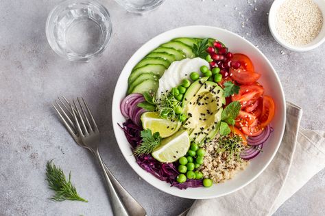 Vegetarian Rainbow Quinoa Bowl Pegan Recipes, Pegan Diet, Nourish To Flourish, Vegan Keto Diet, Clean Eating Salads, Heart Recipes, Vegan Tips, Pasta Primavera, Lunch Bowl