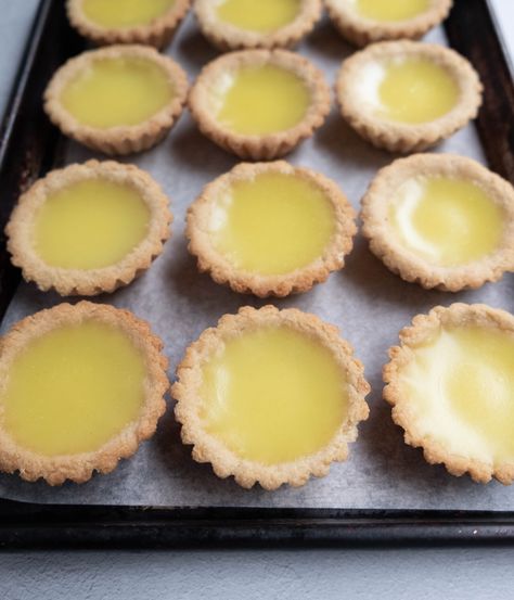 Gluten Free Lemon Tart Recipe, Gluten Free Vegan Recipes Dinner, Sliced Ginger, Dairy Free Deserts, Mini Lemon Tarts, Almond Flour Recipes Cookies, Citrus Tart, Vegan Lemon Curd, Almond Flour Crust