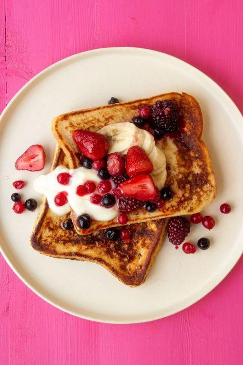 Try this Cinnamon French Toast recipe with mixed berries and vanilla yogurt on crispy bread for a delicious and nutritious breakfast and start the day. It's an easy budget friendly recipe that I'm sure you'll love! Low Calorie French Toast, French Toast With Cinnamon, Easy Cinnamon French Toast, Cinnamon French Toast Recipe, Budget Breakfast, Healthy Budget Meals, French Toast Recipe Cinnamon, Brunch Recipe Ideas, Healthy Meals On A Budget