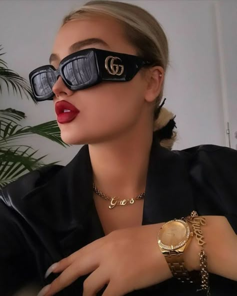 Girl fashion Big Sunglasses Women, Aesthetic Capsule Wardrobe, Aesthetic Old Money Outfits, Sunglasses For Round Face, Gucci Aesthetic, Aesthetic Sunglasses, Round Face Sunglasses, Sunglasses For Your Face Shape, Sunglasses Aesthetic