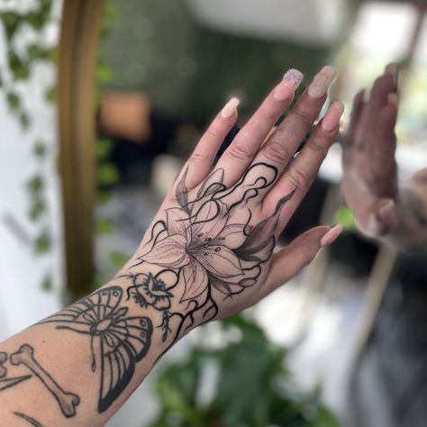 Got to tattoo @elizaplattstattoo hand today 👀 (other healed tattoos not by me) Lemme make your hands pretty 🖤 Alicesophiatattoos@gmail.com Lily Hand Tattoo, Hands Pretty, Tiger Hand Tattoo, Lillies Tattoo, Hand Tats, Hand Tattoos For Women, Lily Tattoo, Hand Tattoo, Tattoo Placement