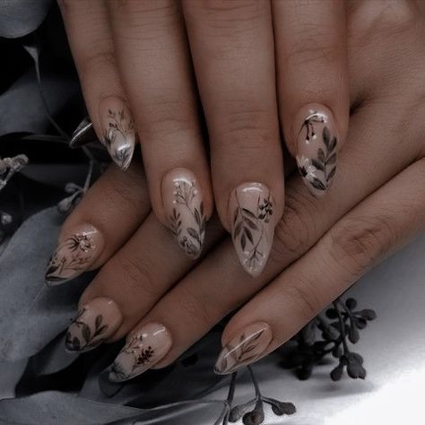 Nature Inspired Wedding Nails, Dark Feminine Acrylic Nails, Nail Art Dark Academia, Short Cottagecore Nails, Cottage Core Nails Simple, Nature Nail Ideas, Moody Wedding Nails, Dark Forest Nails, Beltane Nails