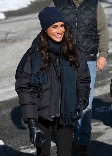 Meghan Markle Latest, Navy Blue Accessories, Estilo Meghan Markle, Princ Harry, Look Winter, Old School Fashion, Desmond Tutu, Meghan Markle Style, Black Puffer Coat