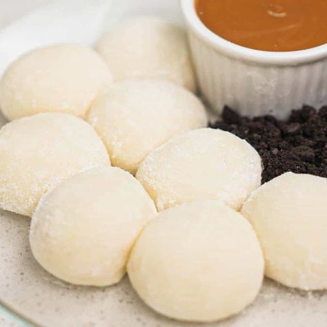 Easy Mochi Recipe: Make It at Home- Catherine Zhang Mochi Balls Recipe, Japanese Mochi Recipe, Mochi Recipe Microwave, Easy Mochi, Catherine Zhang, What Is Mochi, Mochi Balls, Sweet Rice Flour, Easy Bakes