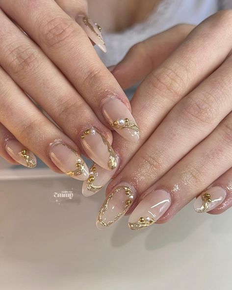 ⋆.˚classy gold�⋆.˚ ─── ⋆⋅☆⋅⋆ ── #gelx #goldnails #goldchromenails #nailart #nailideas #nailinspiration #nailinspo Gold And Flower Nails, Gold And Champagne Nails, Classy Nails With Gold, Light Gold Acrylic Nails, Quinceanera Nails Gold, White And Gold Nails Square, Nail Ideas Black And Gold, Gold And Cream Nails, Gold Xv Nails