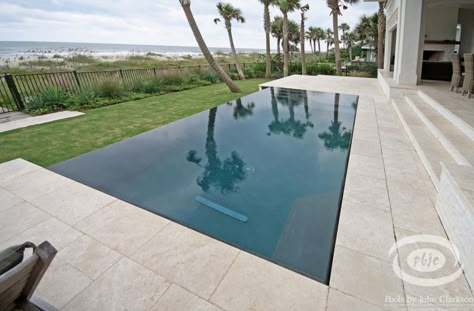 Knife edge pool. From what I've read, more expensive and more maintenance.  So not gonna happen.  But I do love the look of deck level with the water edge... Knife Edge Pool, Florida Pools, Pool Design Plans, Overflow Pool, Edge Pool, Florida Pool, Dream Backyard Pool, Pool Landscape Design, Natural Homes