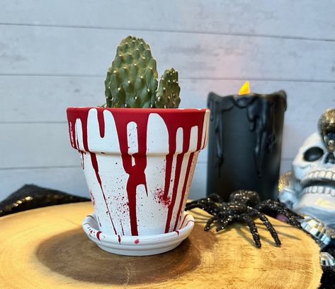 Halloween Pots Ideas, Halloween Planters, Painted Pot Plants, Halloween Pots, Halloween Painted Pots, Halloween Painted Flower Pots, Plant Pots Painting Ideas, Terracotta Pots Painted Halloween, Halloween Plant Pot Painting Ideas