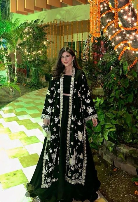 Long Shirt Outfits For Wedding, Velvet Suit Design Party Wear, Pakistani Gown Designs, Wedding Dresses Simple Pakistani, Barat Dress Ideas, Black Eid Dress, Velvet Suit Designs Pakistani, Velvet Long Shirt, Shadi Outfits