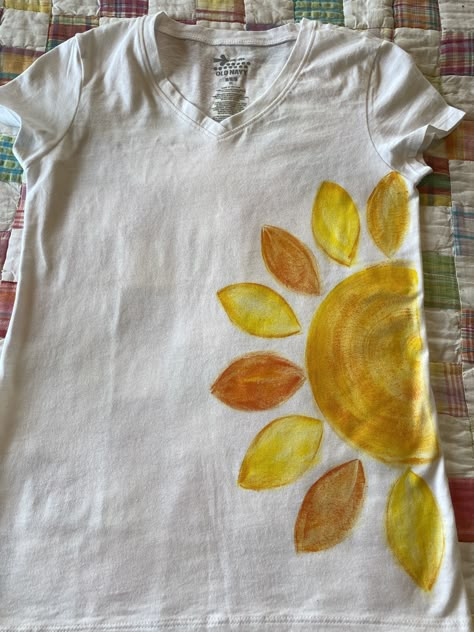 Diy White Shirt Paint, Painting On A T-shirt, Hand Painted T Shirts Ideas, Easy T Shirt Painting Ideas, Fabric Paint Shirt Ideas Easy Diy, Drawing On A T-shirt, White Shirt Painting Ideas, Pintar Camisetas Ideas, Diy Shirt Ideas Paint