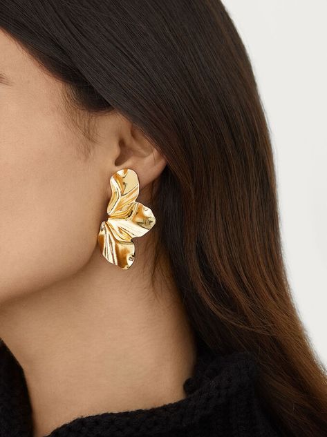 Gold Flower Earrings, Golden Geometric Studs, Gold Statement Earrings, Gold Collar, Estilo Punk, Geometric Jewelry, Watches Women Fashion, Gold Earring, Floral Earrings, Trendy Jewelry