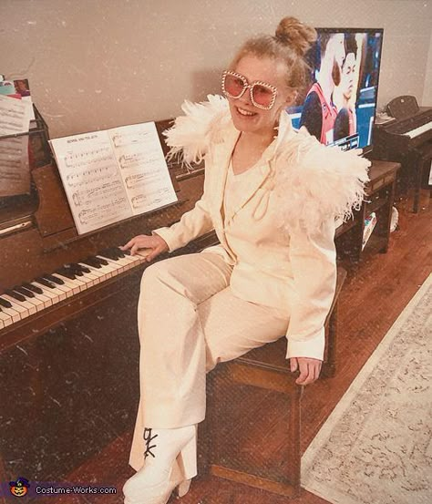 Elton John Makeup Look, Elton John Halloween Costume, Costumes With Glasses, Halloween Costumes Glasses, Easy Last Minute Halloween Costumes, Fantasia Diy, Elton John Concert, Elton John Costume, Feather Costume