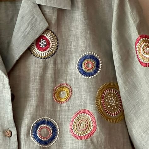 Different Embroidery Designs, Shirt Stitching Ideas, Embroidery On T Shirt, Hand Embroidery On Kurta, T Shirt Embroidery Ideas, Hand Embroidery Shirt, Cute Embroidery Ideas, Embroidery On Blouse, Embroidery On Shirt