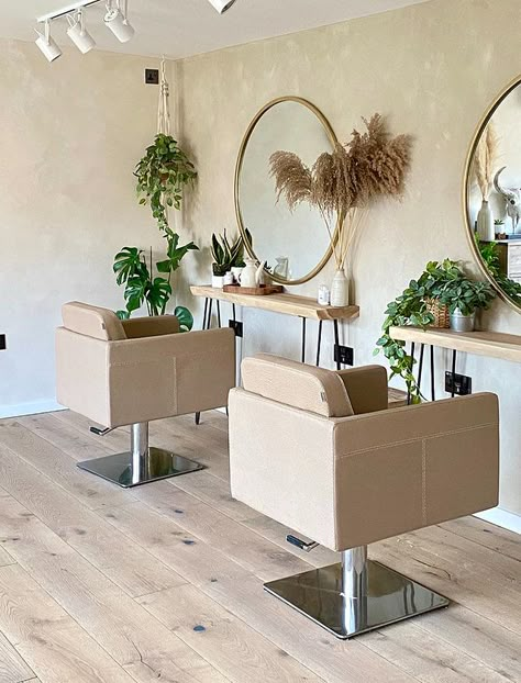 Beige Salon Decor, Facial Room Decor, Spa Vision, Home Hair Salon Ideas, Solo Esthetician Room, Esthetician Studio, Salon Decor Studio, Solo Esthetician, Small Hair Salon