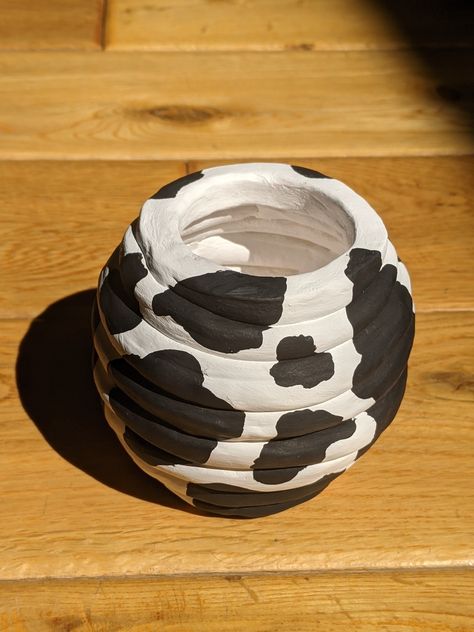 A cute little ceramic coil pot painted with acrylics Animal Coil Pots, Pitch Pots Ideas Clay, Cute Coil Pots, Coil Pot Designs, Coil Pot Ceramics, Coiling Clay, Coil Ceramics Ideas, Clay Coil Pots, Coil Pots Ideas